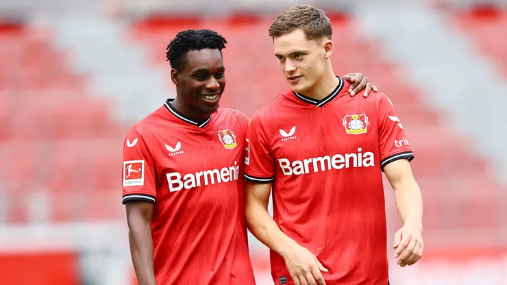 Jeremie Frimpong durante jogo pelo Leverkusen ao lado de Wirtz