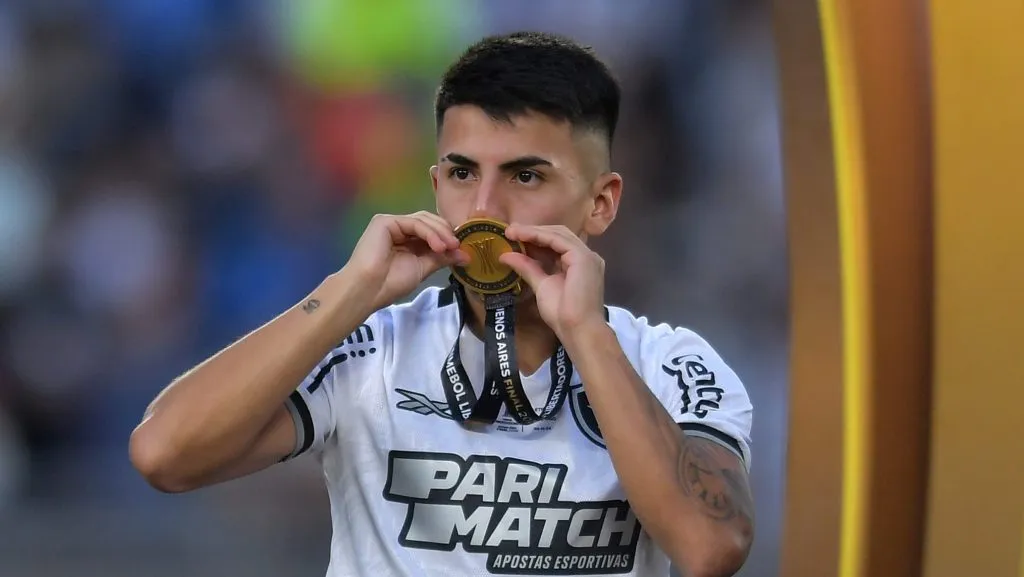 BUENOS AIRES, ARGENTINA - 30 DE NOVEMBRO: Thiago Almada do Botafogo comemora com a medalha de vencedor após a final da Copa CONMEBOL Libertadores 2024 entre Atlético Mineiro e Botafogo no Estádio Más Monumental Antonio Vespucio Liberti em 30 de novembro de 2024 em Buenos Aires, Argentina.