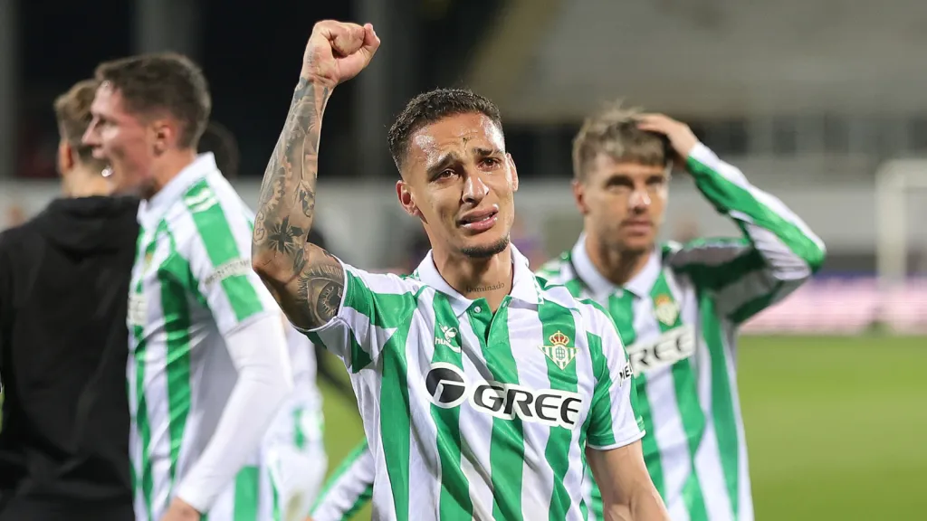 Antony chora após levar o Real Betis para a final da Conference League (Photo by Gabriele Maltinti/Getty Images)