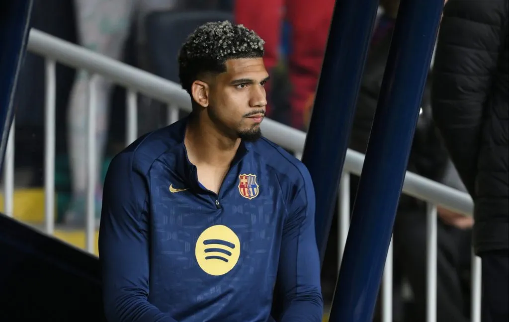Barcelona deve vender Ronald Araujo