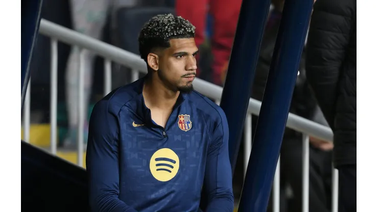 Barcelona surpreende e decide vender Ronald Araujo, Gavi e mais 6 jogadores. (Photo by David Ramos/Getty Images)