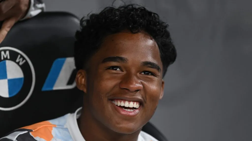 MADRI, ESPANHA - 05 DE ABRIL: Endrick do Real Madrid observa durante a partida da LaLiga entre Real Madrid CF e Valencia CF no Estádio Santiago Bernabeu em 5 de abril de 2025 em Madri, Espanha. (