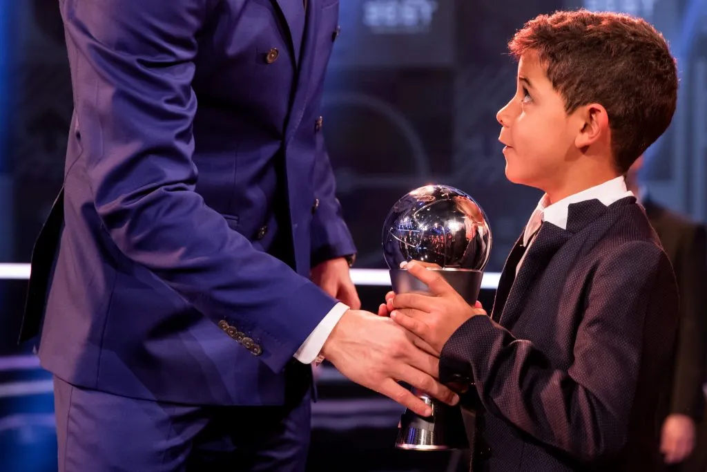 Cristiano Ronaldo Jr. com o Fifa The Best, em 2017. Foto: Philipp Schmidli/Getty Images