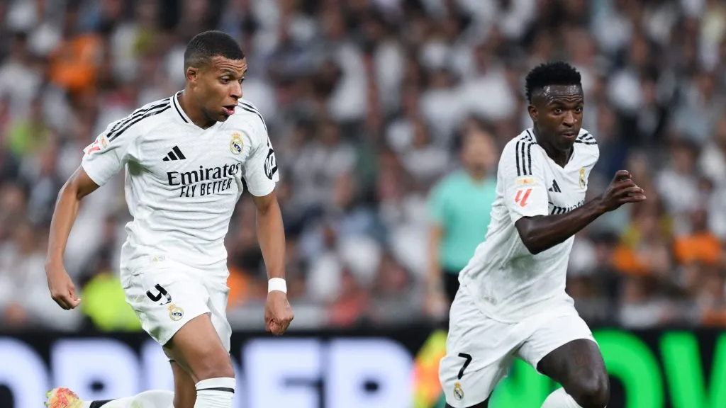 MADRI, ESPANHA - 21 DE SETEMBRO: Kylian Mbappé e Vinícius Júnior, do Real Madrid, correm com a bola durante a partida da LaLiga entre Real Madrid CF e RCD Espanyol de Barcelona no Estádio Santiago Bernabeu em 21 de setembro de 2024 em Madri, Espanha.