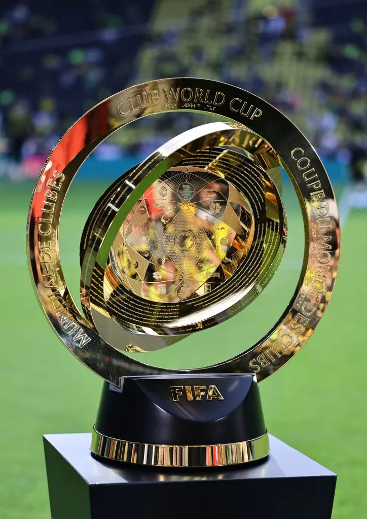 Uma visão detalhada do troféu da Copa do Mundo de Clubes da FIFA 2025 colocado à beira do campo antes da partida da Bundesliga entre Borussia Dortmund e Borussia Mönchengladbach, no Signal Iduna Park, em 20 de abril de 2025, em Dortmund, Alemanha. (Foto de Christof Koepsel/Getty Images)