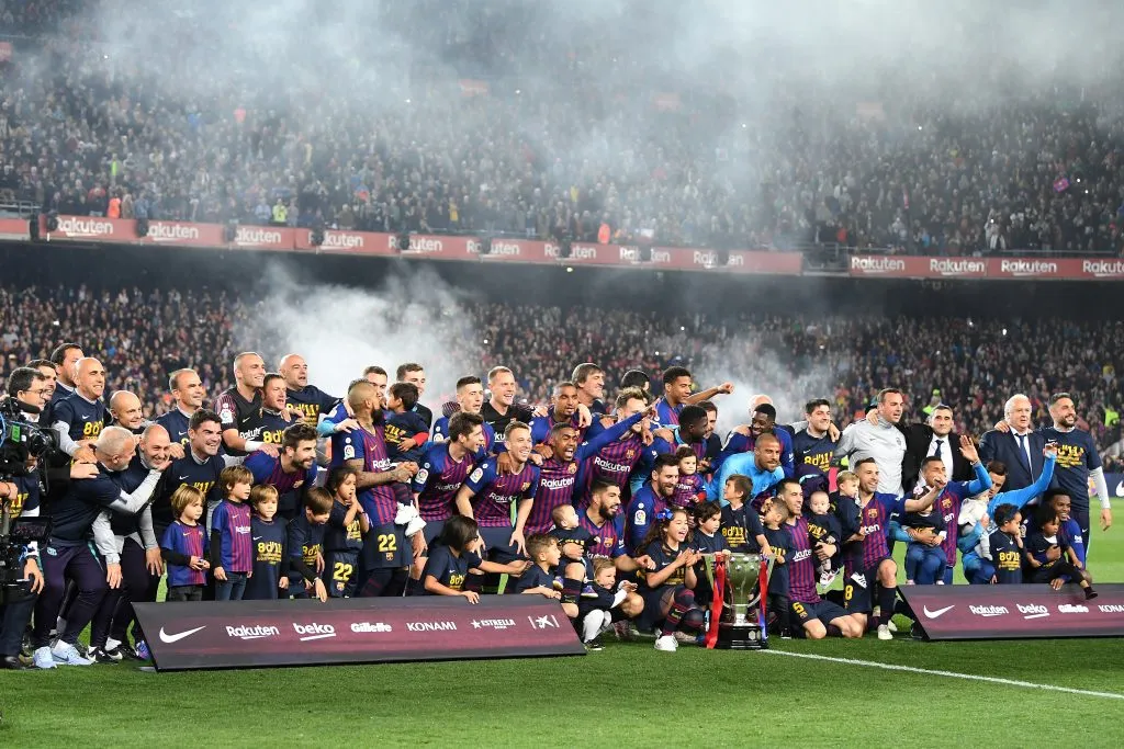 BARCELONA, ESPANHA - 27 DE ABRIL: Jogadores do FC Barcelona comemoram com o troféu da La Liga após a vitória durante a partida da La Liga entre o FC Barcelona e o Levante UD no Camp Nou em 27 de abril de 2019 em Barcelona, ​​Espanha.