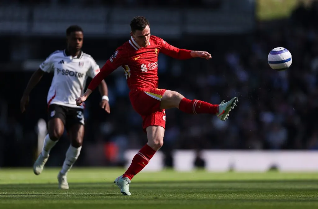 Andrew Robertson, do Liverpool, chuta a bola durante a partida da Premier League entre Fulham FC e Liverpool FC no Craven Cottage, em 6 de abril de 2025, em Londres, Inglaterra. (Foto de Ryan Pierse/Getty Images)