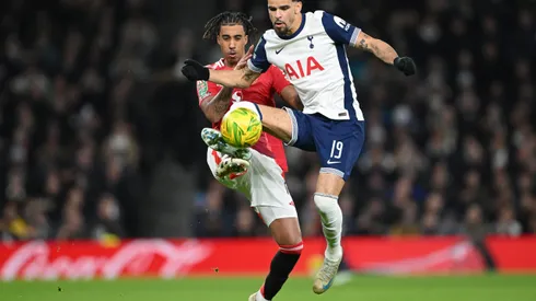 Com o interesse também do Manchester City, a disputa pelo jovem meia promete agitar o mercado, refletindo a nova estratégia dos Red Devils de investir em talentos emergentes. (Foto de Shaun Botterill/Getty Images)