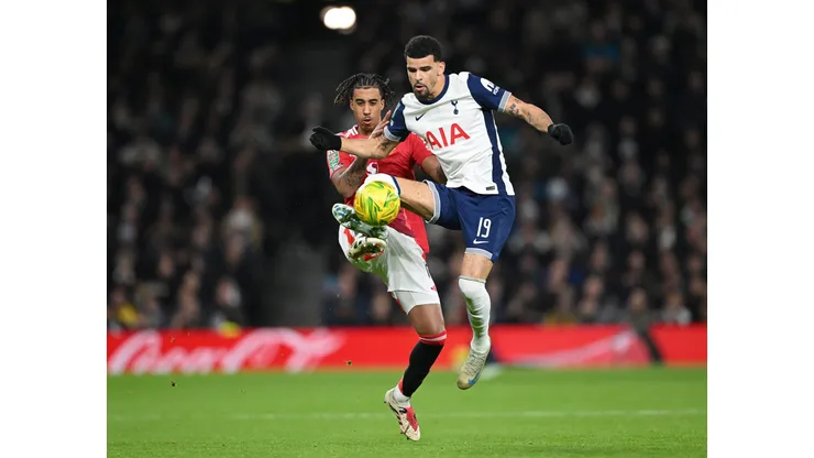 Com o interesse também do Manchester City, a disputa pelo jovem meia promete agitar o mercado, refletindo a nova estratégia dos Red Devils de investir em talentos emergentes. (Foto de Shaun Botterill/Getty Images)