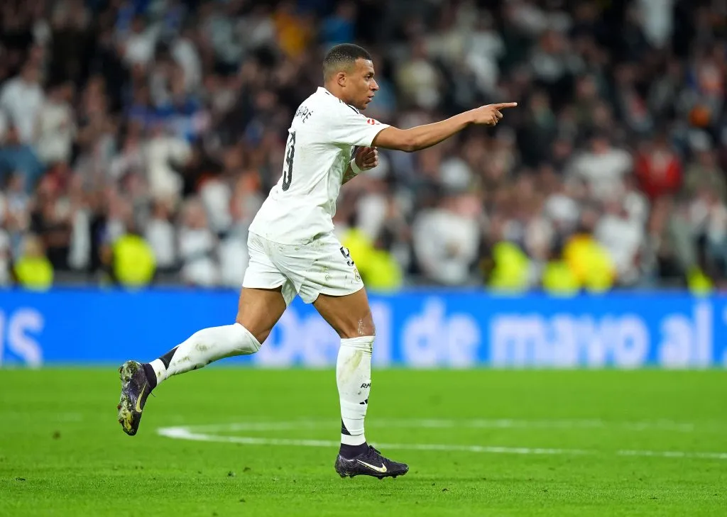 Kylian Mbappé, do Real Madrid, comemora após marcar o primeiro gol de sua equipe durante a partida da LaLiga entre Real Madrid CF e RCD Mallorca no Estádio Santiago Bernabéu, em 14 de maio de 2025, em Madri, Espanha. (Foto de Angel Martinez/Getty Images)
