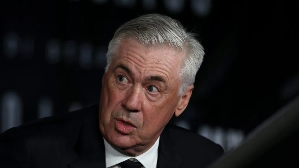 MADRI, ESPANHA - 14 DE MAIO: Carlo Ancelotti, treinador do Real Madrid, sai do túnel antes da partida da LaLiga entre Real Madrid CF e RCD Mallorca no Estádio Santiago Bernabeu em 14 de maio de 2025 em Madri, Espanha.