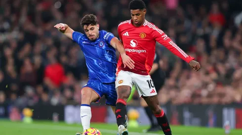 Pedro Neto e Rashford disputam bola no último clássico, que terminou empatado