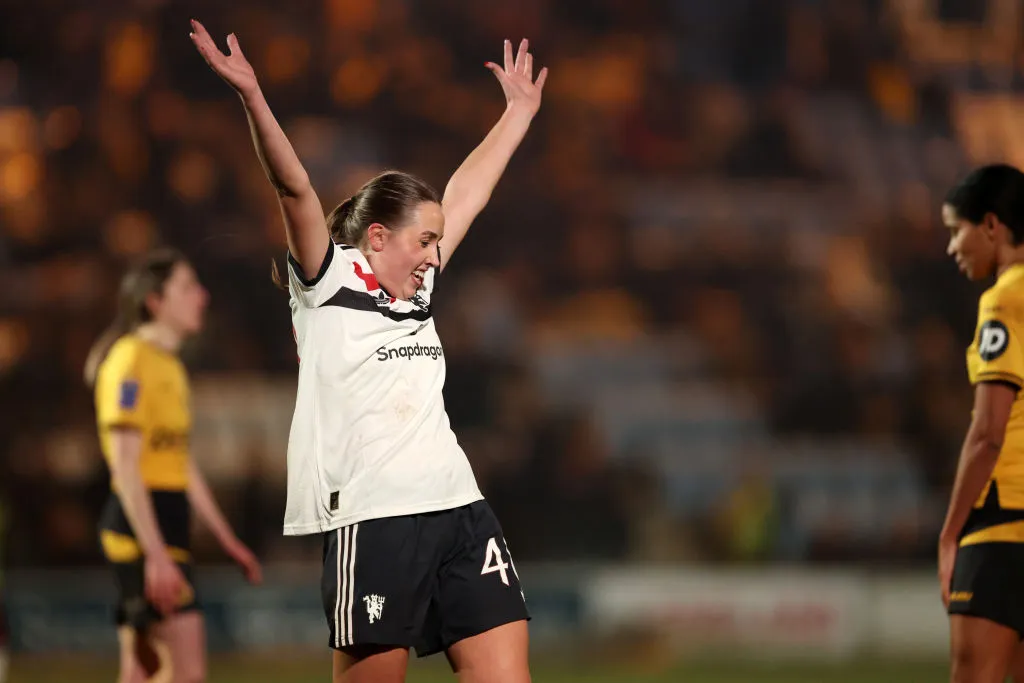 Mared Griffiths comemora gol contra o Wolves na FA Women's Cup pelo Manchester United (Photo by Naomi Baker/Getty Images)