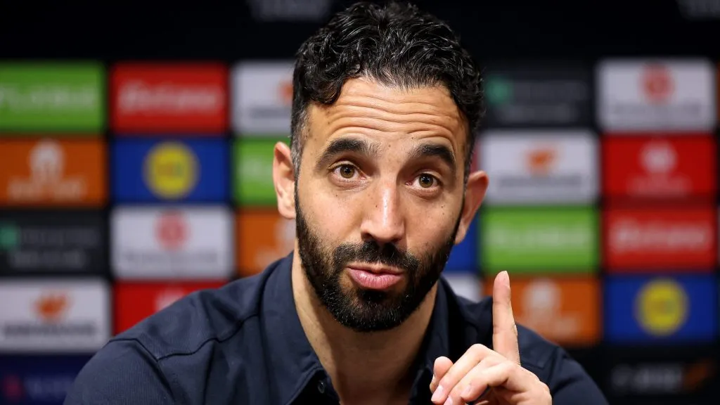 Ruben Amorim, técnico do Manchester United, em entrevista coletiva. Foto: Matt McNulty/Getty Images