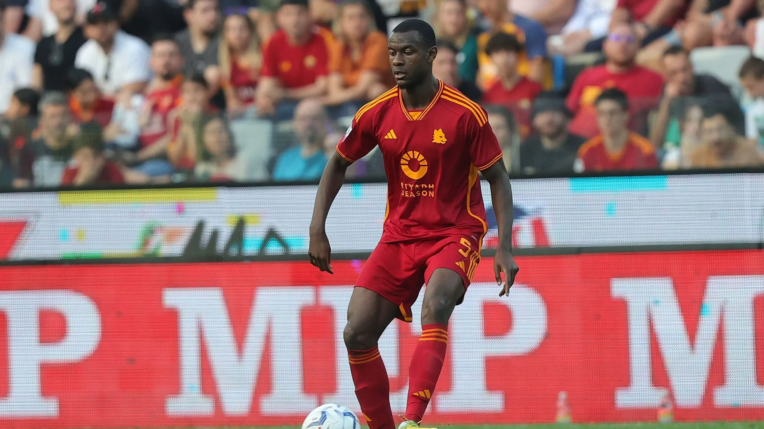 Ndicka em campo com a Roma (Photo by Gabriele Maltinti/Getty Images)