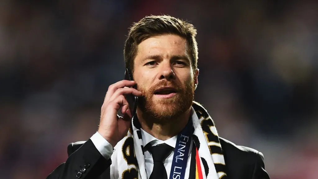 LISBOA, PORTUGAL - 24 DE MAIO: Xabi Alonso do Real Madrid fala ao telefone após a final da Liga dos Campeões da UEFA entre Real Madrid e Atlético de Madrid no Estádio da Luz em 24 de maio de 2014 em Lisboa, Portugal.