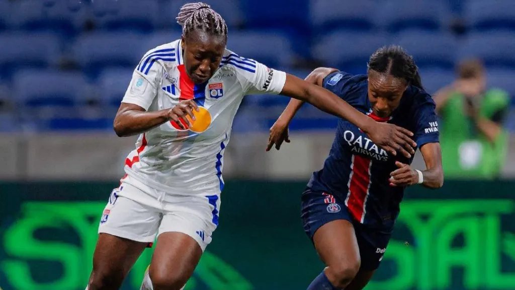 Jogadoras de Lyon e PSG brigam pela bola durante a final do Campeonato Francês Feminino (Reprodução/Lyon)