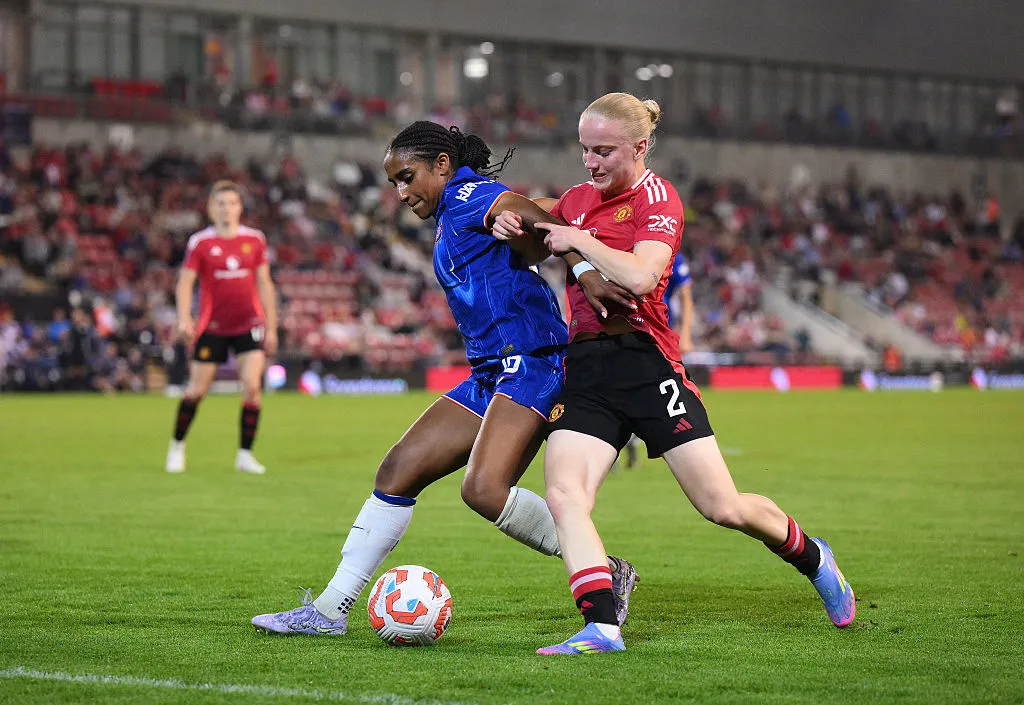 Jogadoras de Chelsea e Manchester United brigam pela bola (Photo by Ben Roberts Photo/Getty Images)