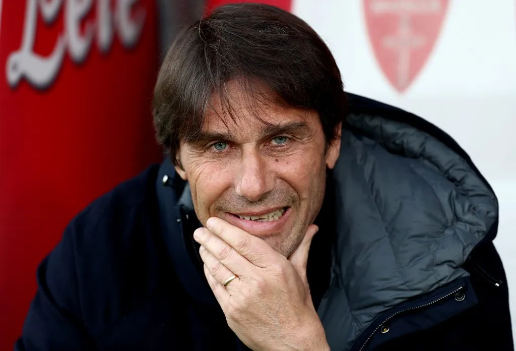 Antonio Conte, técnico do Napoli, observa antes da partida da Série A entre Monza e Napoli no Estádio U-Power, em 19 de abril de 2025, em Monza, Itália. (Foto de Marco Luzzani/Getty Images)