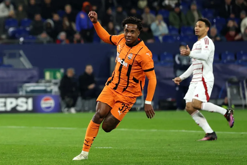 Kevin, do Shakhtar Donetsk, comemora o gol de abertura de sua equipe durante a partida da fase de grupos da UEFA Champions League 2024/25, rodada 7, entre FC Shakhtar Donetsk e Stade Brestois 29, na Arena AufSchalke, em 22 de janeiro de 2025, em Gelsenkirchen, Alemanha. (Foto de Lars Baron/Getty Images)