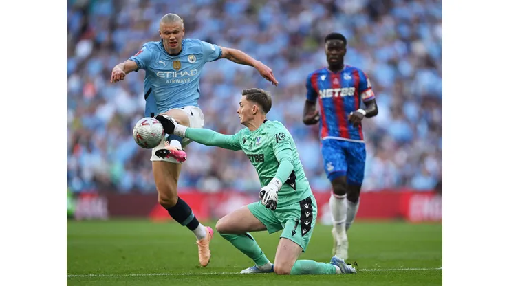 Dean Henderson, do Crystal Palace, defende a finalização de Erling Haaland, do Manchester City, durante a final da Emirates FA Cup entre Crystal Palace e Manchester City, no Estádio de Wembley, em 17 de maio de 2025, em Londres, Inglaterra. (Foto de Shaun Botterill/Getty Images)