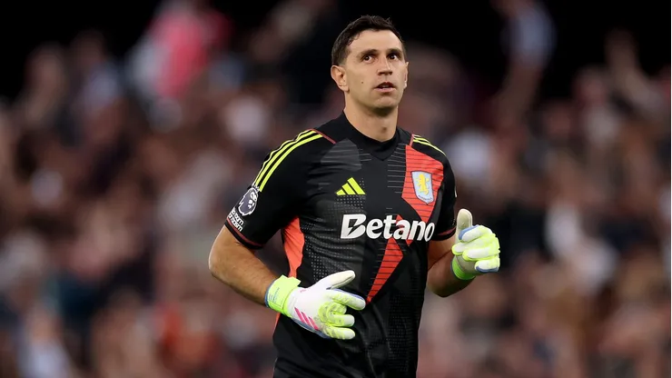 Dibu é alvo do Barcelona e United. (Photo by Carl Recine/Getty Images)
