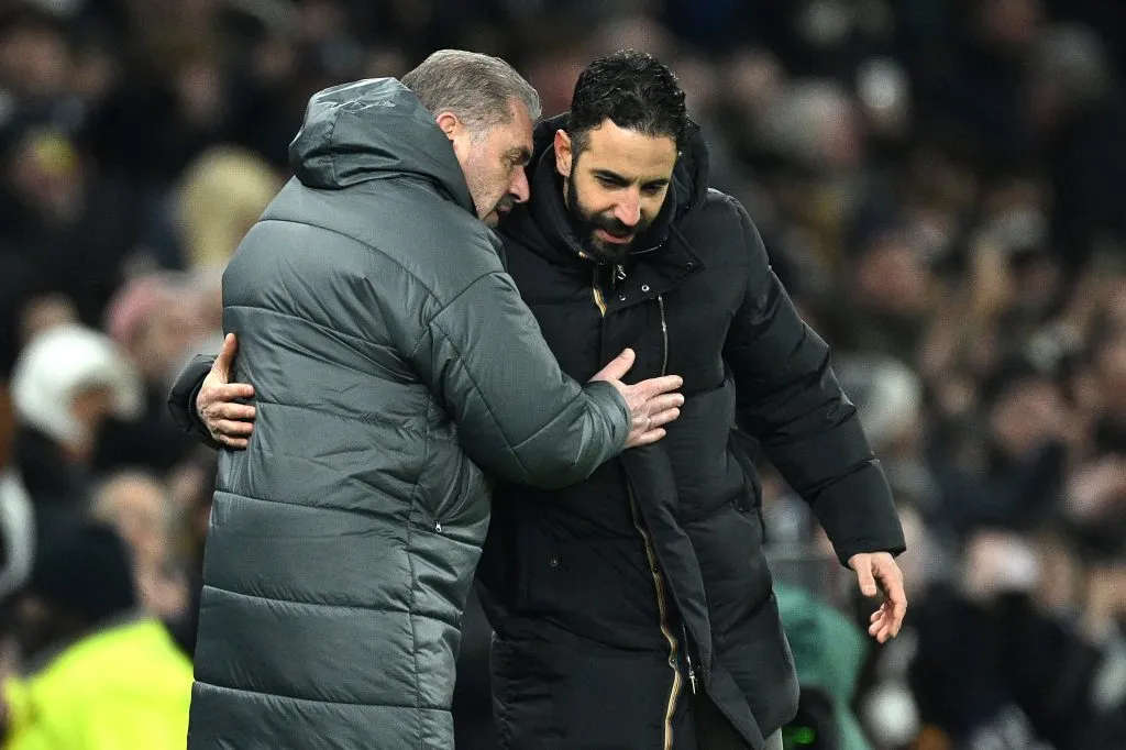 Ange Postecoglou, técnico do Tottenham Hotspur, de jaqueta verde musgo citou o Corinthians (Foto de Justin Setterfield/Getty Images)