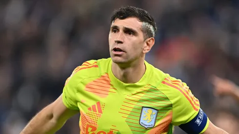 Barcelona e Manchester United fazem ofertas por Dibu Martínez.