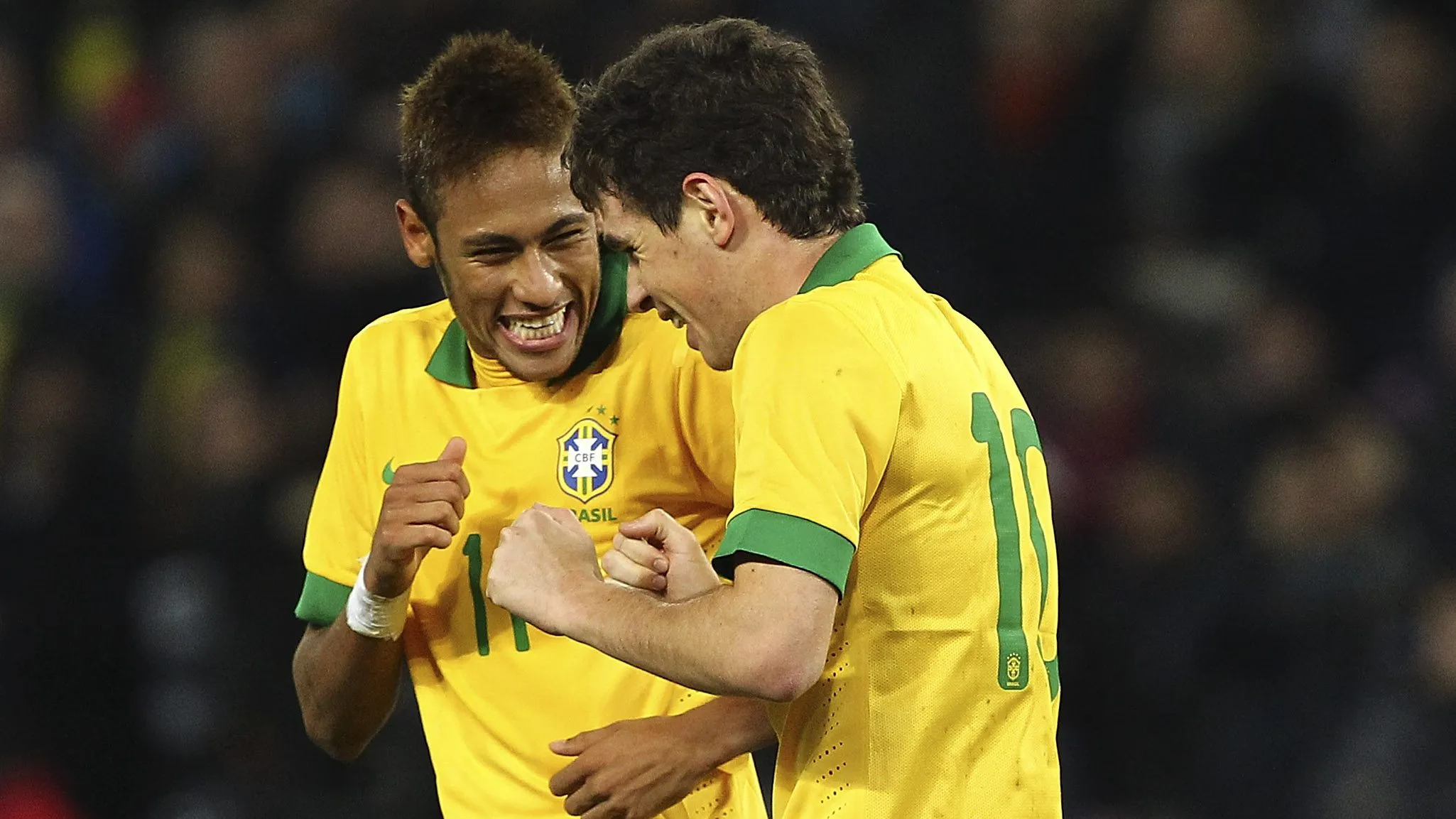 Oscar (à direita) do Brasil comemora seu gol com o companheiro de equipe Neymar (à esquerda) durante a partida amistosa internacional entre Itália e Brasil, em 21 de março de 2013, em Genebra, Suíça. (Foto de Marco Luzzani/Getty Images)