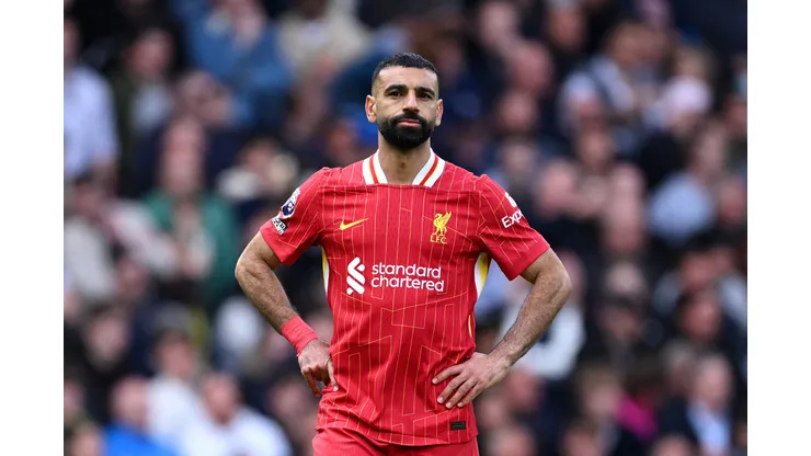 Salah entra em defesa de Alexander-Arnold após vaias da torcida do Liverpool