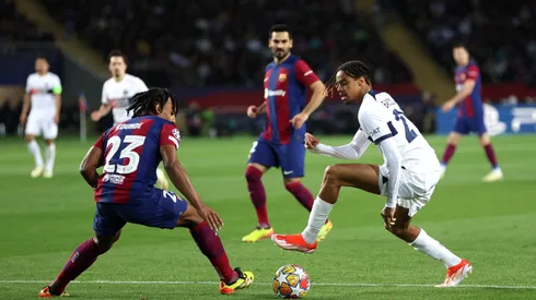 Entre a permanência no Newcastle e o interesse de clubes como Liverpool, PSG e Barcelona, o atacante sueco analisa seu próximo passo. (Foto de Clive BrunskillGetty Images)