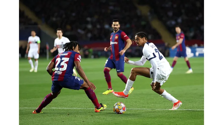 Entre a permanência no Newcastle e o interesse de clubes como Liverpool, PSG e Barcelona, o atacante sueco analisa seu próximo passo. (Foto de Clive BrunskillGetty Images)