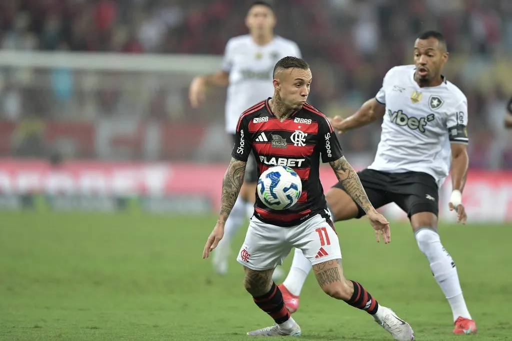 Everton Cebolinha jogador do Flamengo disputa lance com Marola Freitas jogador do Botafogo durante partida no estádio Maracanã pelo campeonato Brasileiro A 2025. Foto: Thiago Ribeiro/AGIF