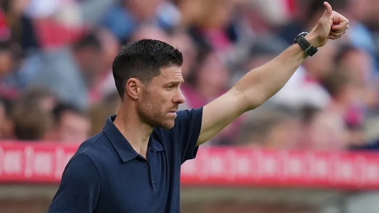 Xabi Alonso durante partida pelo Bayer Leverkusen