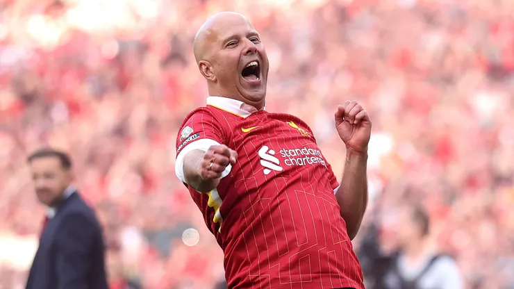 Treinador Arne Slot, do Liverpool, comemora título da Premier League