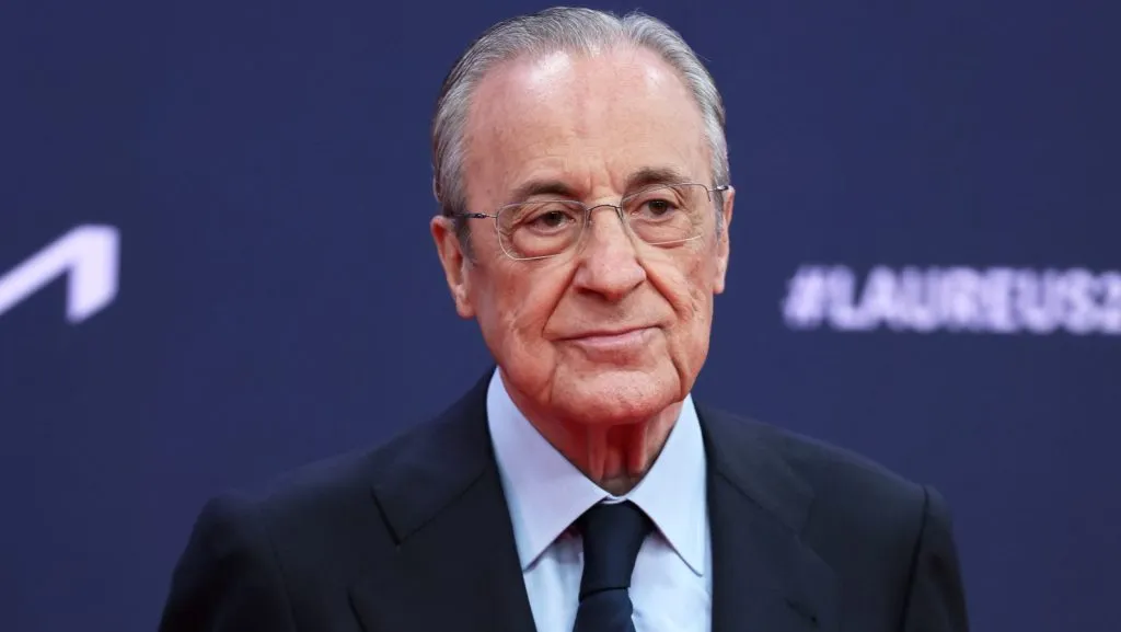 Florentino Pérez, presidente do Real Madrid, de terno preto. (Photo by Isabel Infantes/Getty Images)