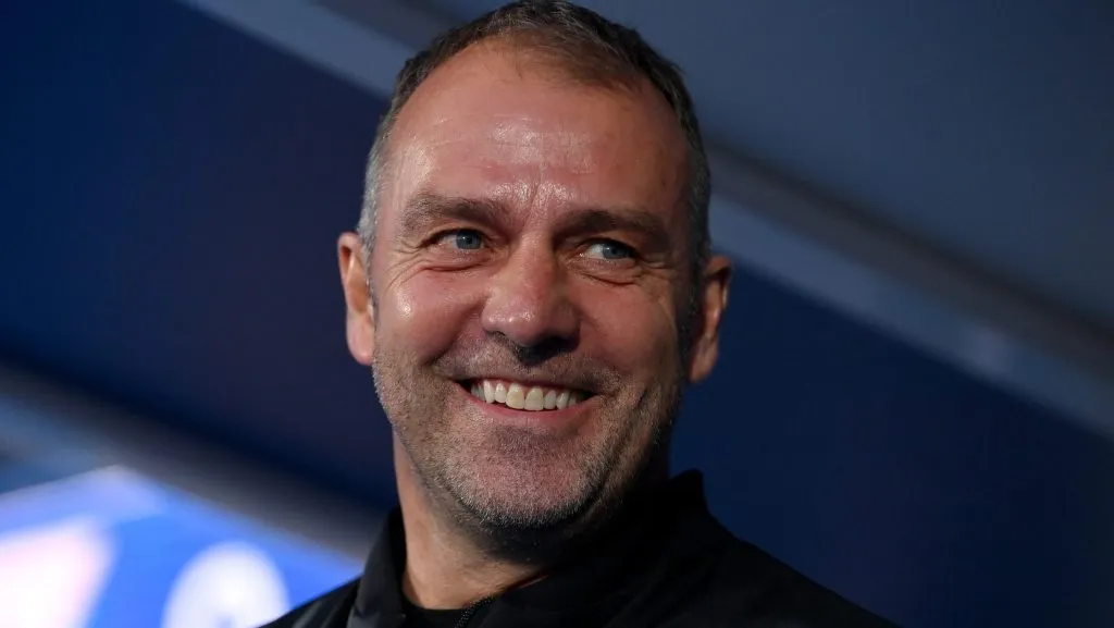 Treinador do Barcelona, Hansi FLick, de jaqueta preta. (Photo by Denis Doyle/Getty Images)