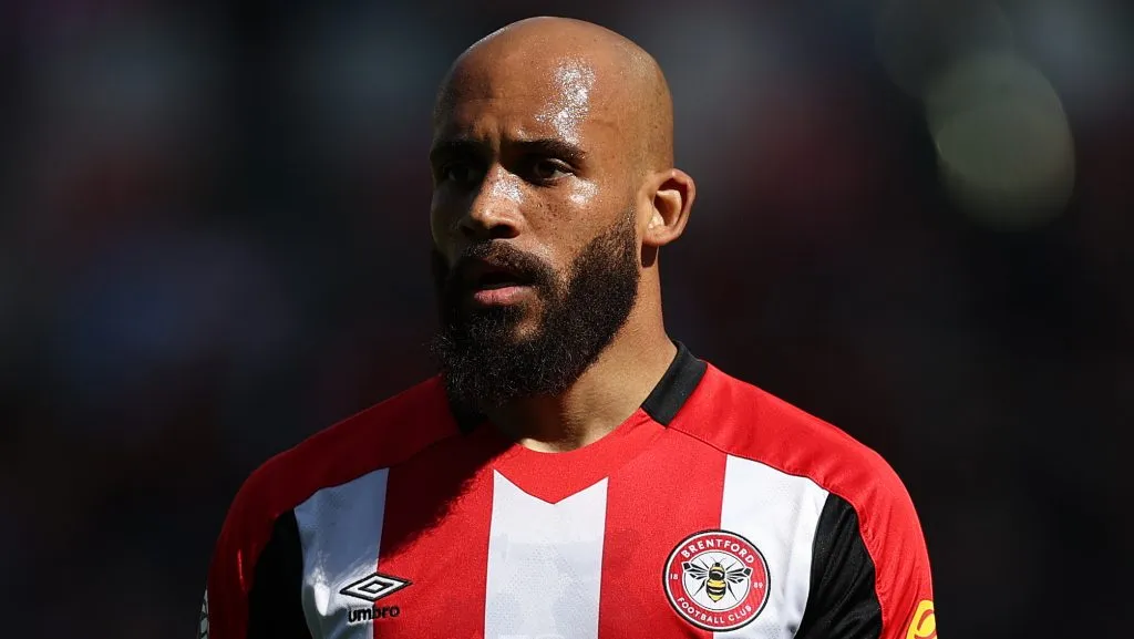 Mbeumo, em campo, com a camisa vermelha e branca do Brentford. (Photo by Ryan Pierse/Getty Images)