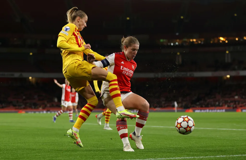 Jogadoras de Arsenal e Barcelona em partida pela Women's Champions League (Photo by Paul Harding/Getty Images)