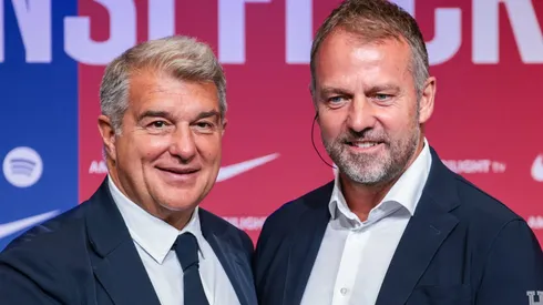 Joan Laporta, presidente do Barcelona e Hansi Flick, treinador do clube (Photo by Eric Alonso/Getty Images)