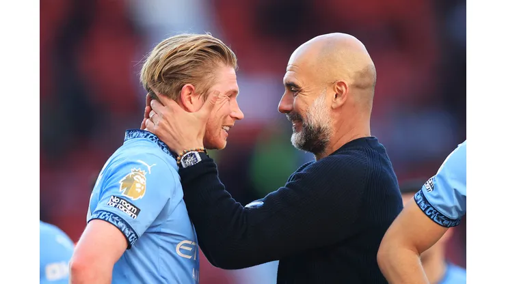 Guardiola e De Bruyne comemoram vitória juntos