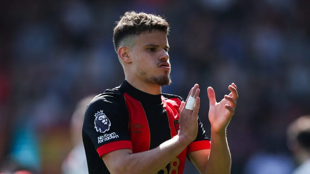 BOURNEMOUTH, INGLATERRA - 27 DE ABRIL: Milos Kerkez, do AFC Bournemouth, reage durante a partida da Premier League entre o AFC Bournemouth e o Manchester United FC no Vitality Stadium em 27 de abril de 2025 em Bournemouth, Inglaterra.