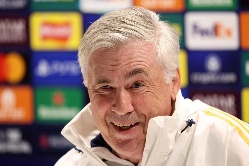 Ancelotti, de jaqueta branca, treinador que fará a convocação da Seleção Brasileira