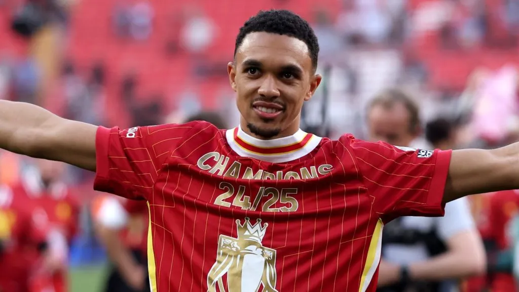 Alexander-Arnold, em campo, com a camisa de campeão vermelha do Liverpool. (Photo by Carl Recine/Getty Images)