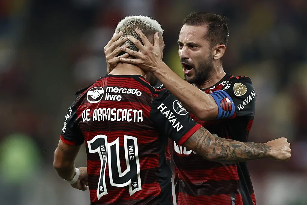 Arrascaeta e Everton Ribeiro pelo Flamengo. Uruguaio comentou que ele gostaria que o meia-ofensivo retornasse ao clube e que sente saudades de jogar com ele, em entrevista ao programa do Desimpedidos. O brasileiro está defendendo as cores do Bahia e até mesmo pode renovar, segundo a ESPN, já que seu contrato termina no final do ano (Photo by Buda Mendes/Getty Images)