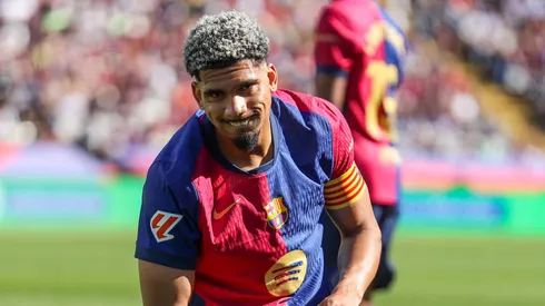 Atitude de Ronald Araújo causa nova revolta na torcida do Barcelona: "Virou bagunça". (Photo by Judit Cartiel/Getty Images)