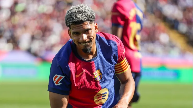 Atitude de Ronald Araújo causa nova revolta na torcida do Barcelona: "Virou bagunça". (Photo by Judit Cartiel/Getty Images)