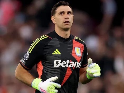 Dibu Martínez tem conversas com o Manchester United em meio a interesse do Barcelona