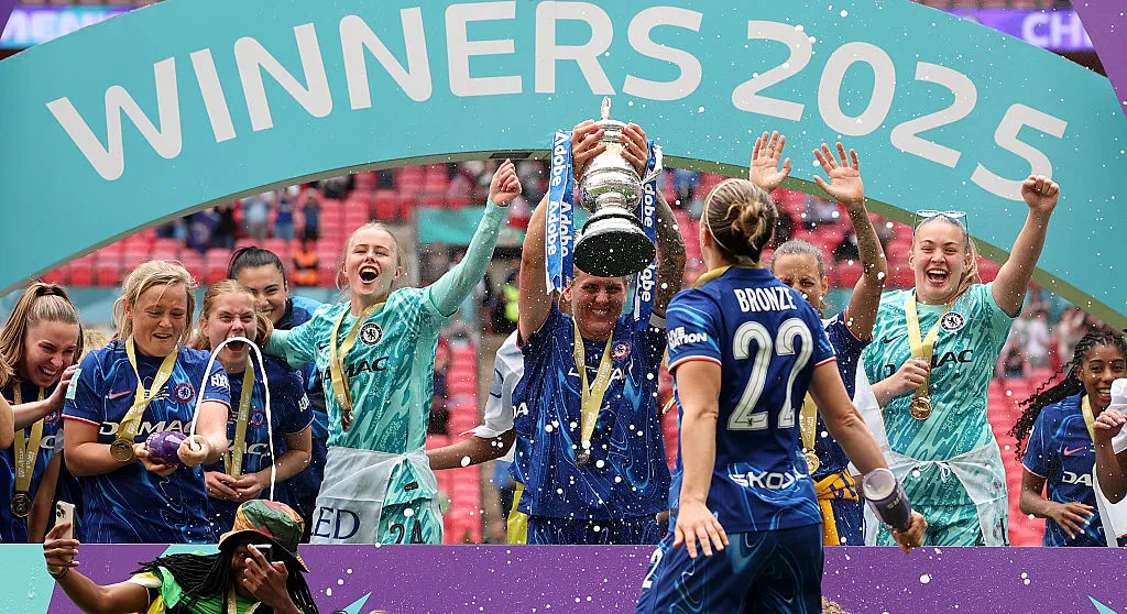 Jogadoras do Chelsea comemoram o título da FA Women's Cup (Photo by Julian Finney/Getty Images)