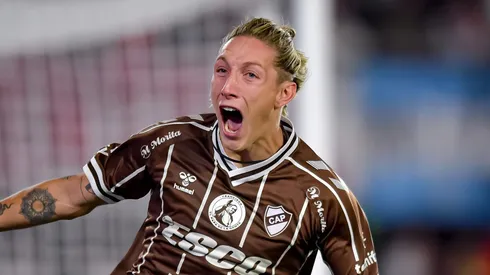 Ignacio Schor marca o gol da classificação do Platense sobre o River Plate. Foto: Marcelo Endelli/Getty Images